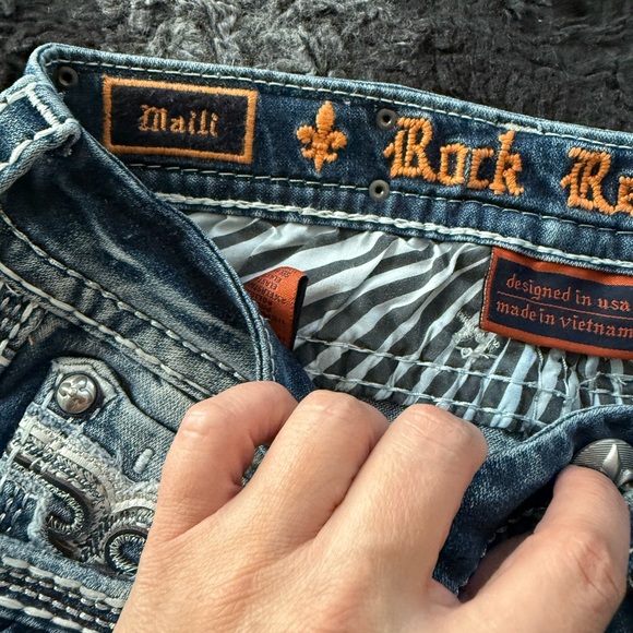 Two pairs of almost like new Rock Revival skinny jeans size 27 inseam 31. - Picture 6 of 9